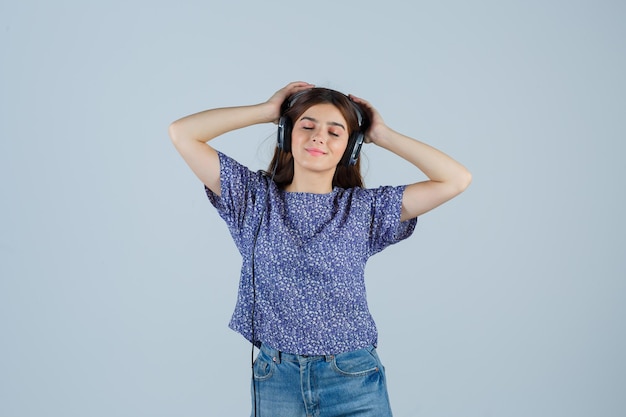 Mujer joven expresiva posando en el estudio