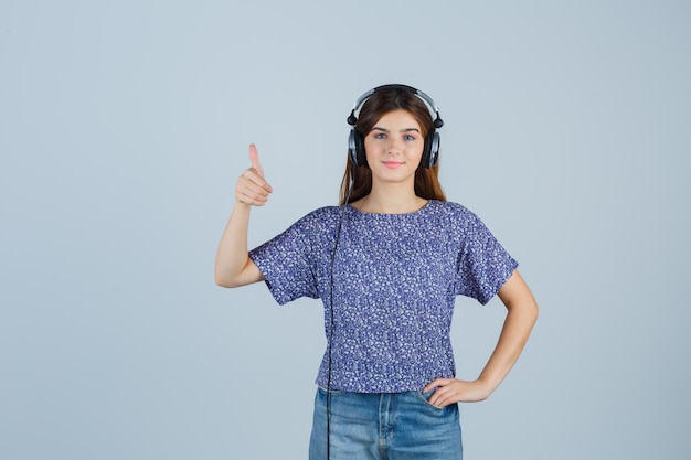 Mujer joven expresiva posando en el estudio