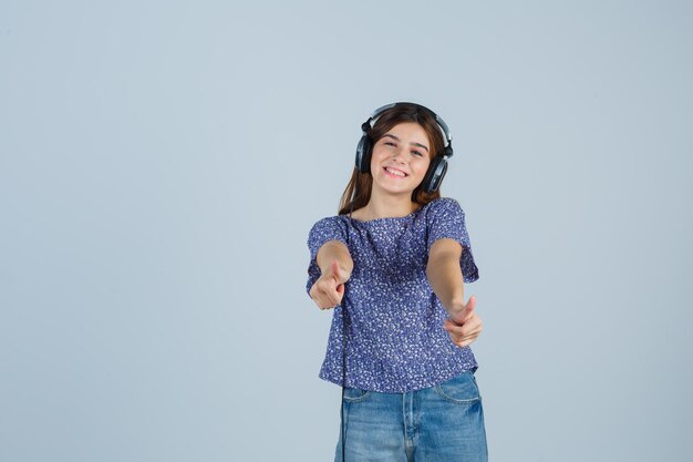 Mujer joven expresiva posando en el estudio