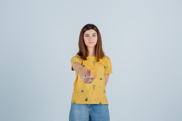 Mujer joven expresiva posando en el estudio