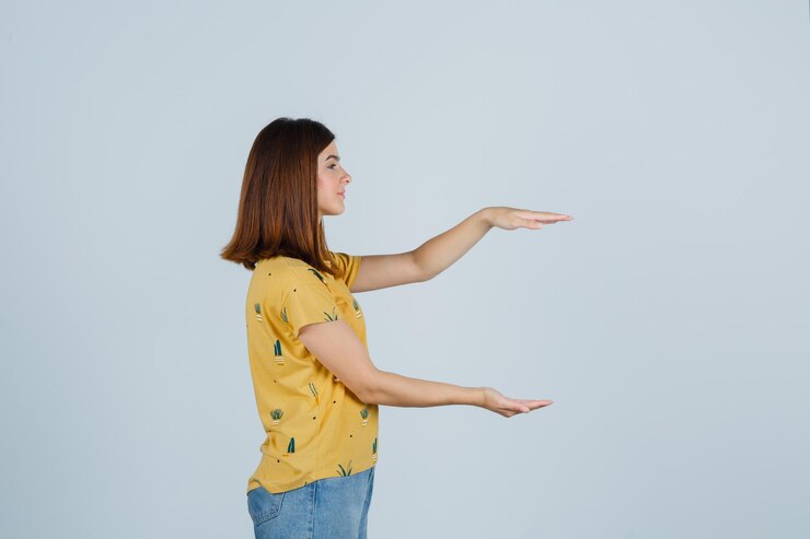 Foto gratuito mujer joven expresiva posando en el estudio