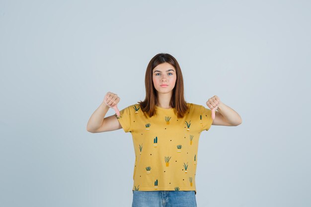 Mujer joven expresiva posando en el estudio