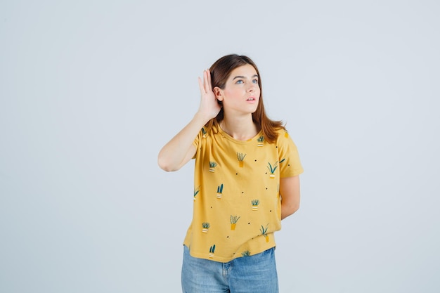 Mujer joven expresiva posando en el estudio