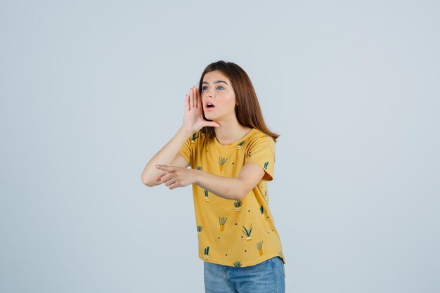 Mujer joven expresiva posando en el estudio