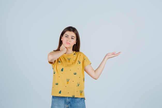 Mujer joven expresiva posando en el estudio