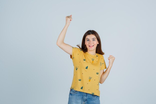 Mujer joven expresiva posando en el estudio