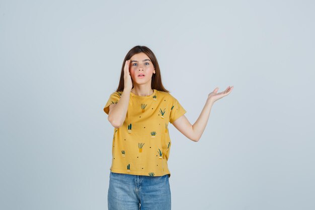 Mujer joven expresiva posando en el estudio