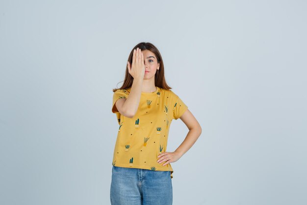 Mujer joven expresiva posando en el estudio