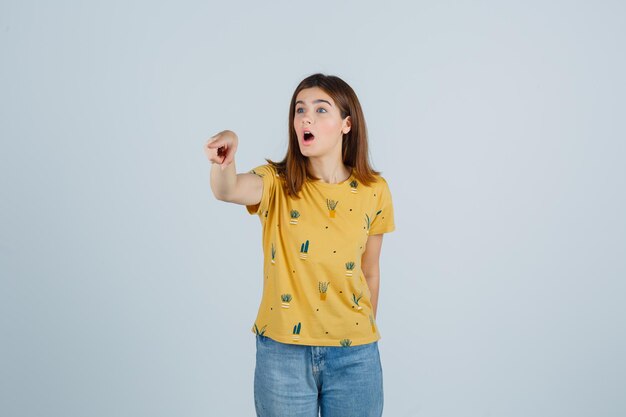 Mujer joven expresiva posando en el estudio