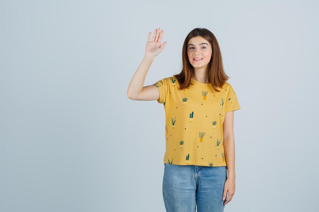 Mujer joven expresiva posando en el estudio