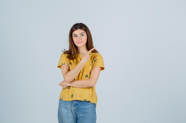 Mujer joven expresiva posando en el estudio