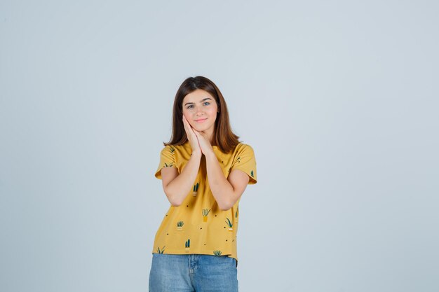 Mujer joven expresiva posando en el estudio