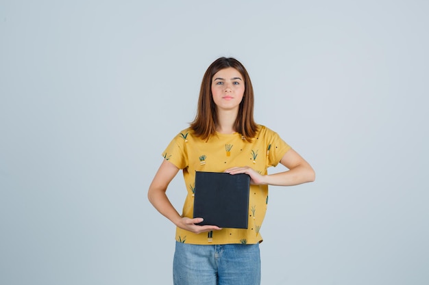 Mujer joven expresiva posando en el estudio