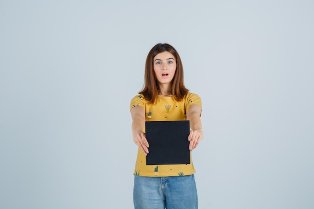 Mujer joven expresiva posando en el estudio