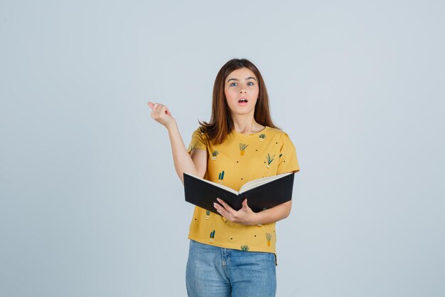 Mujer joven expresiva posando en el estudio