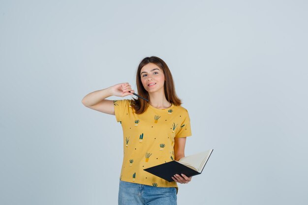 Mujer joven expresiva posando en el estudio