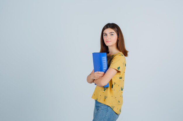 Mujer joven expresiva posando en el estudio