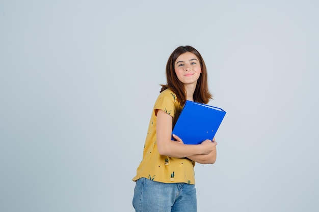 Mujer joven expresiva posando en el estudio