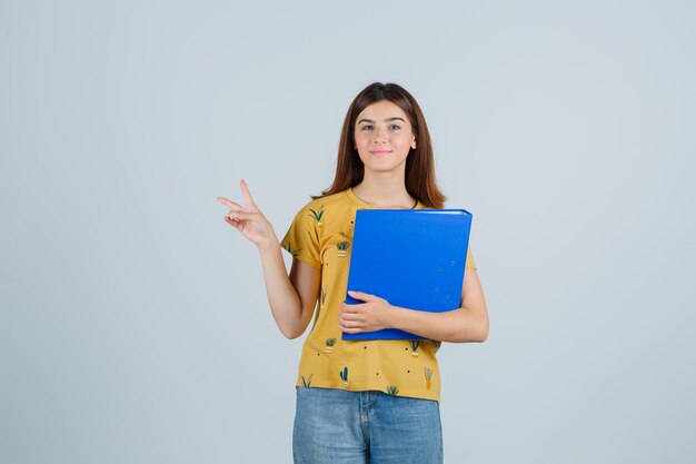 Mujer joven expresiva posando en el estudio