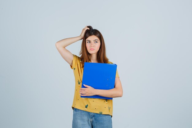 Mujer joven expresiva posando en el estudio