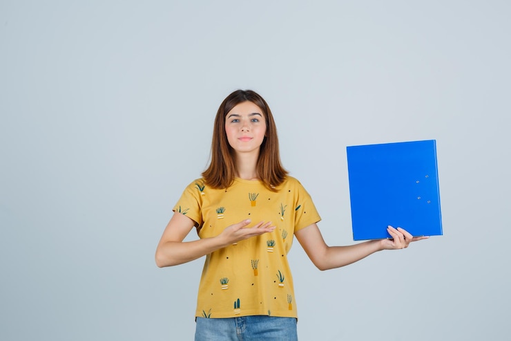 Foto gratuito mujer joven expresiva posando en el estudio