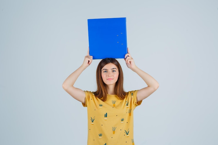 Foto gratuito mujer joven expresiva posando en el estudio