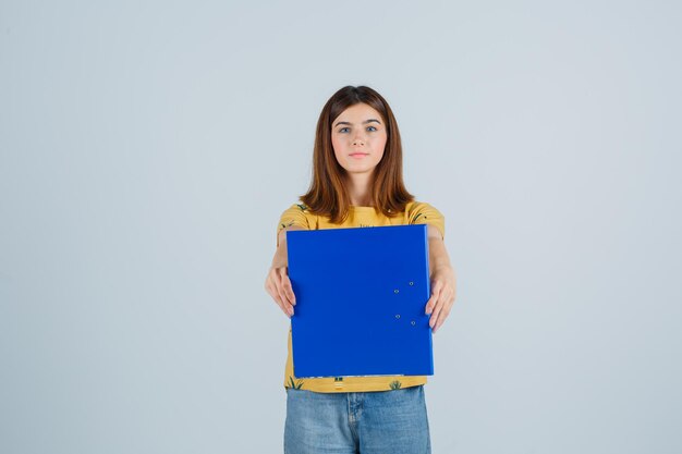 Mujer joven expresiva posando en el estudio