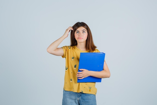 Mujer joven expresiva posando en el estudio