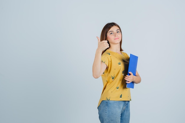 Mujer joven expresiva posando en el estudio