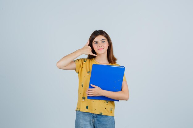 Mujer joven expresiva posando en el estudio