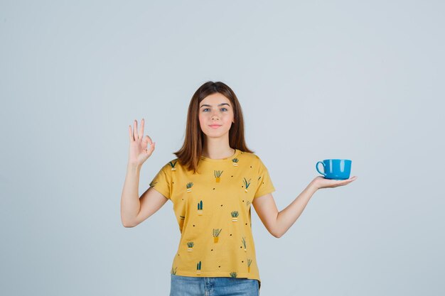 Mujer joven expresiva posando en el estudio