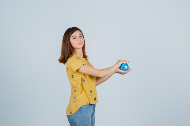 Mujer joven expresiva posando en el estudio