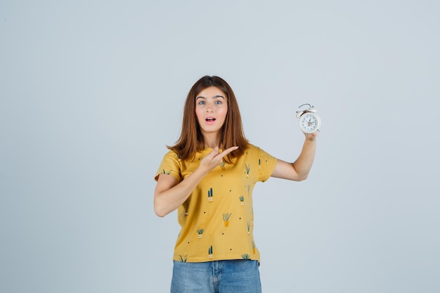 Mujer joven expresiva posando en el estudio