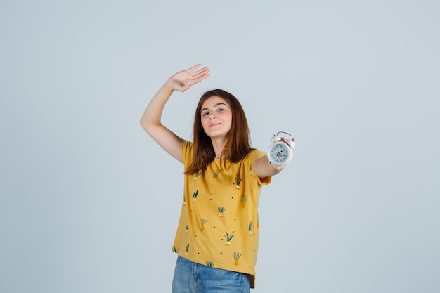 Mujer joven expresiva posando en el estudio