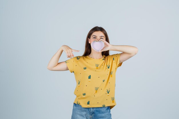 Mujer joven expresiva posando en el estudio