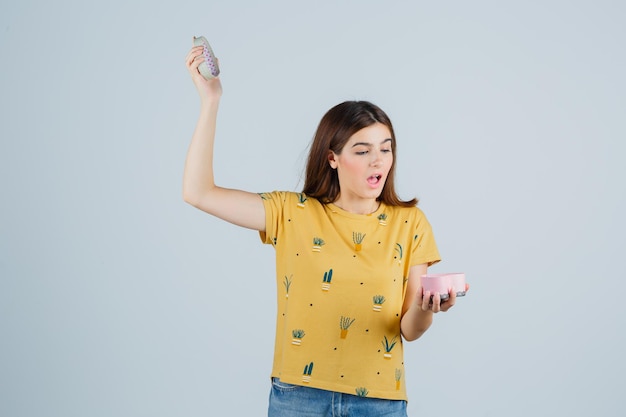 Mujer joven expresiva posando en el estudio