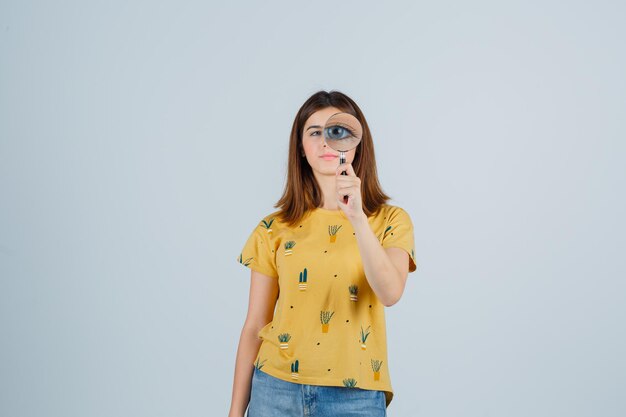 Mujer joven expresiva posando en el estudio