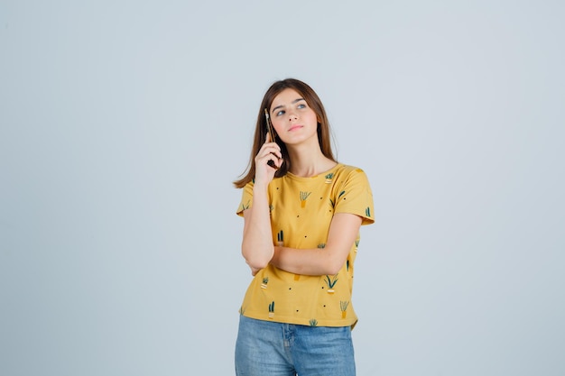 Mujer joven expresiva posando en el estudio