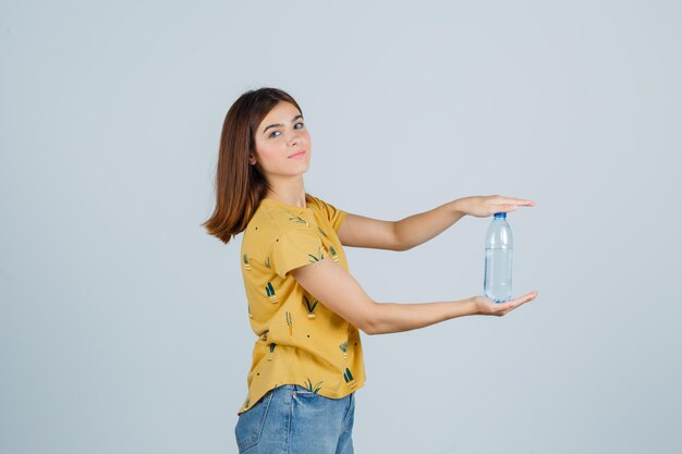 Mujer joven expresiva posando en el estudio