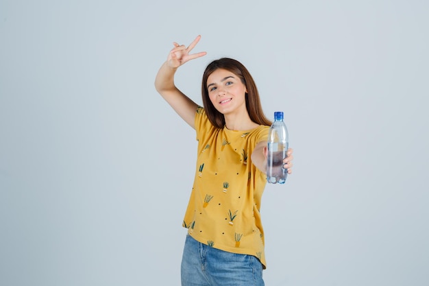 Mujer joven expresiva posando en el estudio