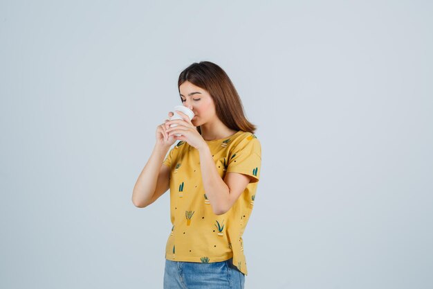 Mujer joven expresiva posando en el estudio