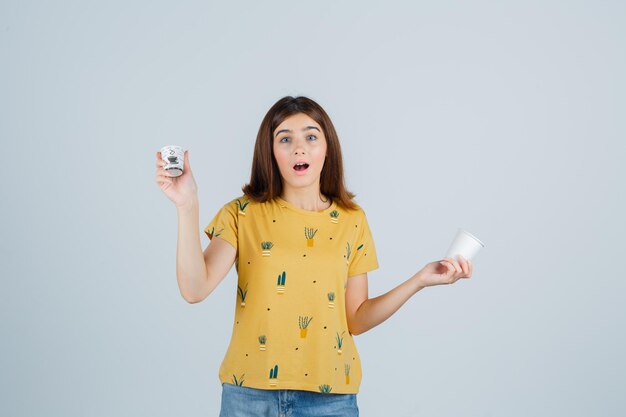 Mujer joven expresiva posando en el estudio