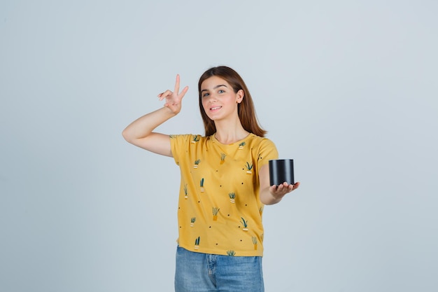 Mujer joven expresiva posando en el estudio