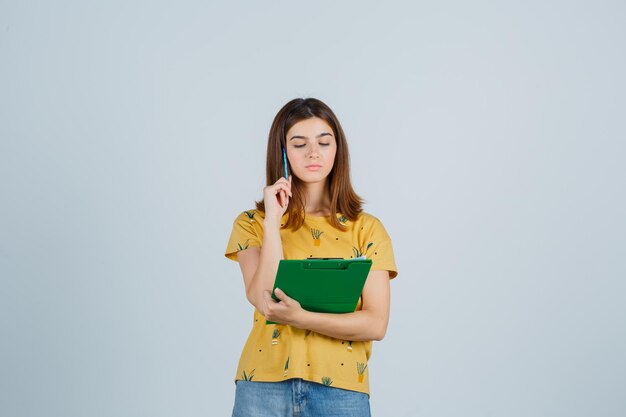 Mujer joven expresiva posando en el estudio