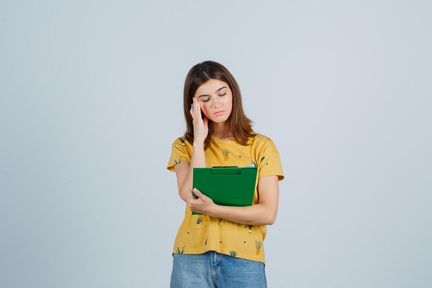 Mujer joven expresiva posando en el estudio