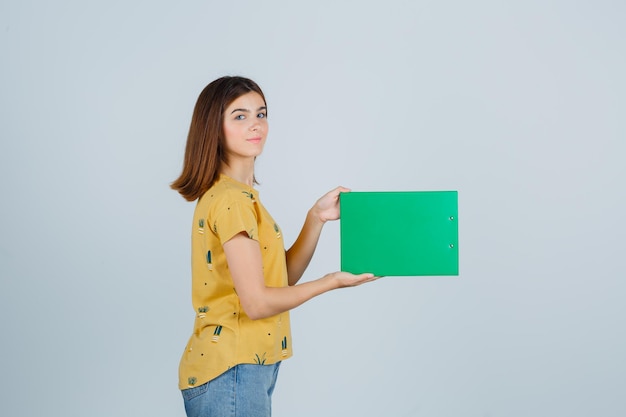 Mujer joven expresiva posando en el estudio