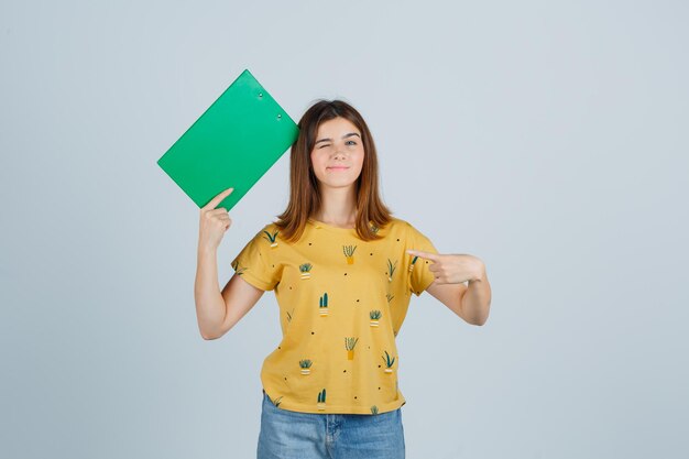 Mujer joven expresiva posando en el estudio