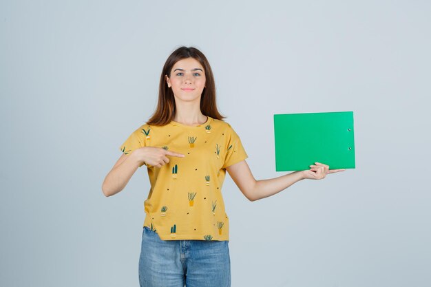 Mujer joven expresiva posando en el estudio