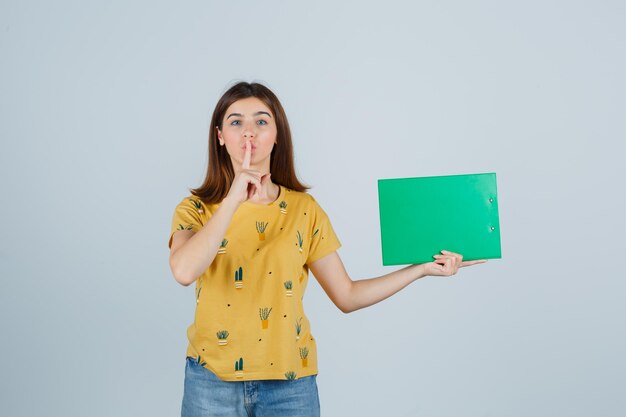 Mujer joven expresiva posando en el estudio