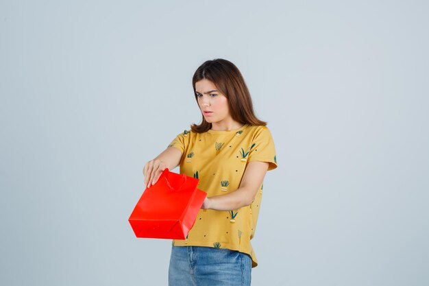 Mujer joven expresiva posando en el estudio